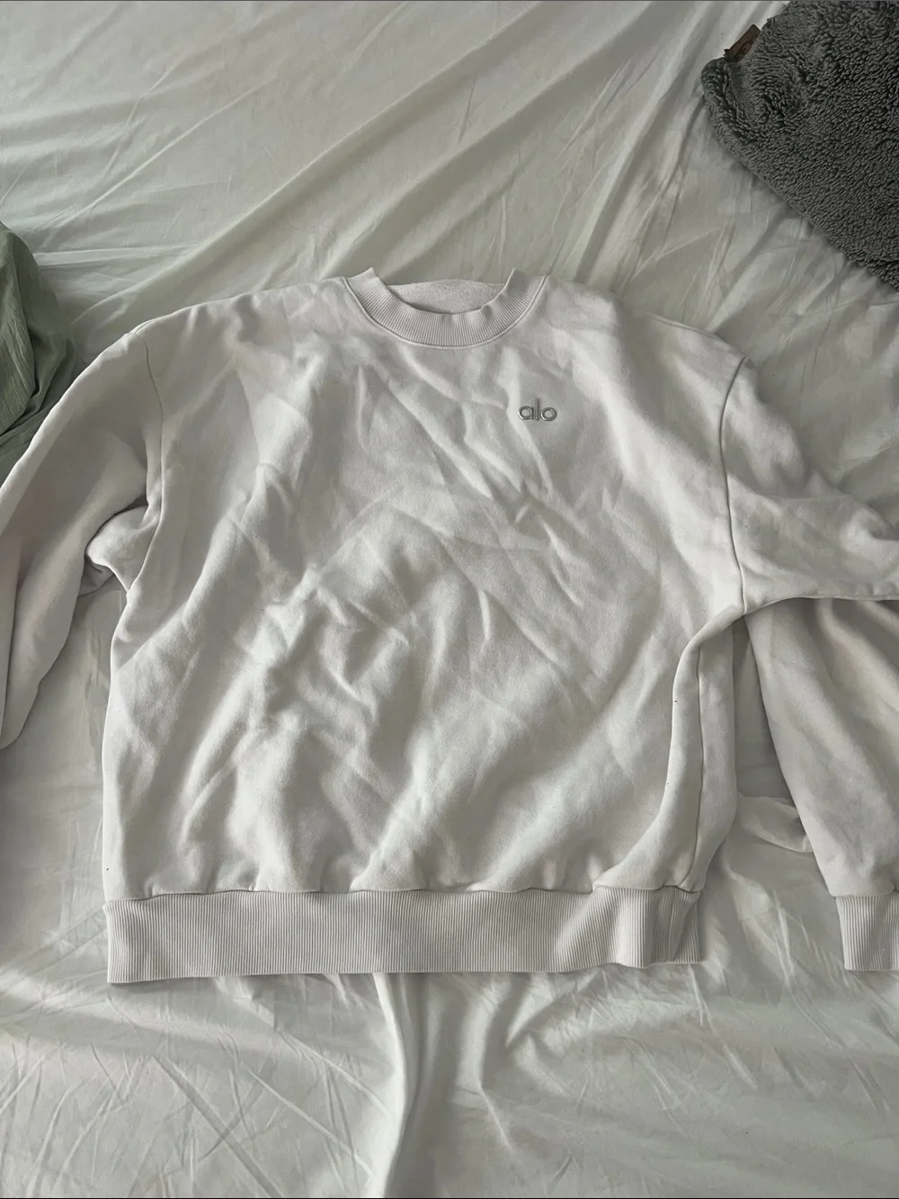 ALO Yoga women’s Crewneck Sweatshirt in White